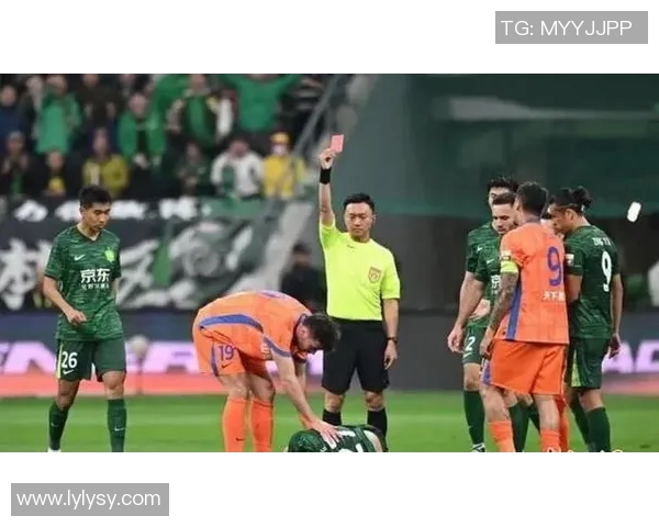 马内因背后犯规被VAR判罚黄牌引发争议球迷热议裁判判决合理性