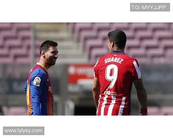 巴萨重返诺坎普进行公开训练球员教练齐聚合影留念展现团队精神