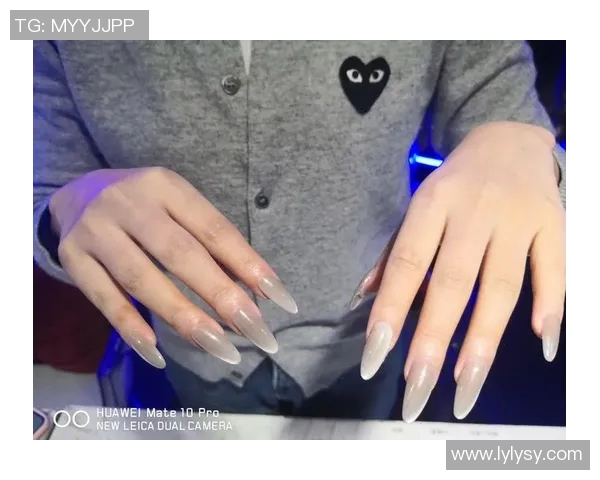 华盛顿分享比赛时手指甲发紫的秘密与场下保暖手套的独特体验