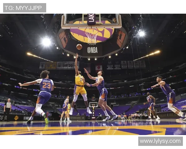 米切尔半场表现亮眼12投7中斩获17分6篮板2助攻且零失误正负值高达19