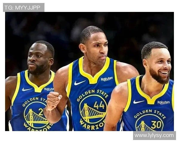 老队友重聚李凯尔赛后与库里追梦小佩顿温情互动展现深厚情谊