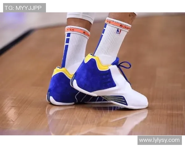 库里赛前训练穿TMac3s向麦迪致敬展现传奇球员的风范 库里赛前训练穿TMac3s向麦迪致敬展现传奇球员的风范